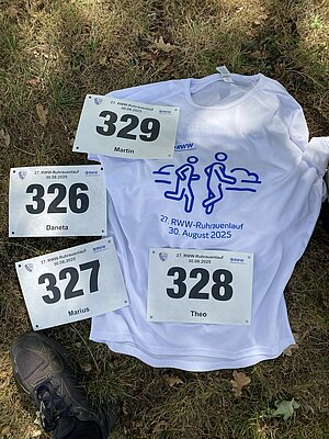 T-Shirt und Startnummern der Teilnehmer beim 27. Ruhruferlauf